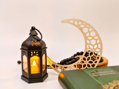 Fener, hilal ay, dua boncukları ve Kuran İslam geleneğini ve ruhani gözlemciliği temsil ediyor..