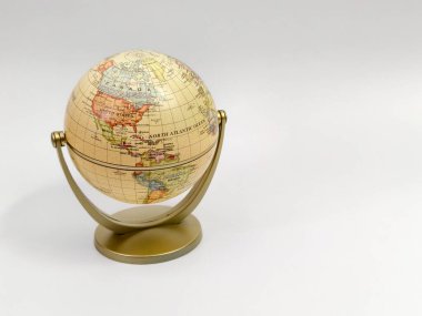 Dekoratif vintage stil küresi, sessiz renklerle dünya haritasını, ülkeleri ve okyanusları klasik tasarım ile renklendirir.