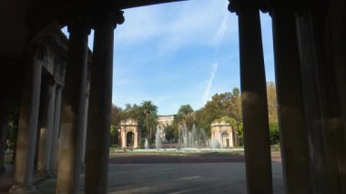 Sonbaharda Bilbao 'daki tarihi Casilda Iturrizar Parkı. Havuza yansıyan güzel bakır ve kırmızımsı ağaçlar. Yerel halk ördeklerin, kazların ve kuğuların yanında yürüyüp dinleniyor. İspanya 'nın Bask ülkesinde barışçıl kentsel doğa sahnesi.