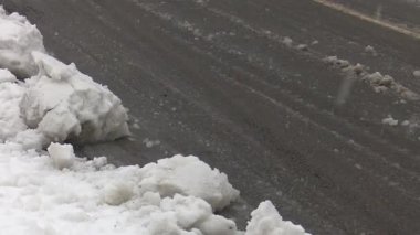 Bilbao, Bask Bölgesi 'ndeki Artxanda Dağı' nın beyaz karla kaplı güzel görüntüleri. Sahne, ender görülen bir kar yağışının sakin ve soğuk atmosferini yakalar. Ağaçları, yolları ve kışın gökyüzünün altındaki dağ manzarasını gösterir..
