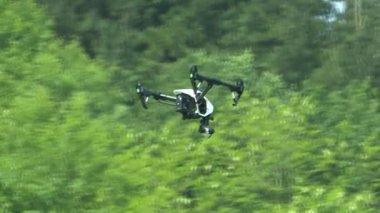 ARRIGORRIAGA, BIZKAIA SPAIN; 26 Mayıs 2023: Bir polis dronu, kayıp bir kişi için aktif bir arama sırasında video gönderirken, acil bir operasyonun parçası olarak suyu ve çevresindeki araziyi tararken bir su deposunun üzerinden uçuyor..