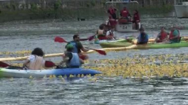 12 Haziran 2022: Estropatada kutlamaları, jeolojik biyoplastik ördekler bu eşsiz topluluk yarışı sırasında nehir boyunca seyahat ederken sakinleri ve ziyaretçileri bir araya getiriyor..