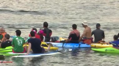 BILBAO, SPAIN; 30 Haziran 2018: Kızıl Boğa Uçurumu Dalış etkinliği büyük bir kalabalık topluyor, atletler canlı bir şehir ortamında muhteşem atlayışlar yaparken nehir boyunca kayıklar ve güvenlik ekipleri.