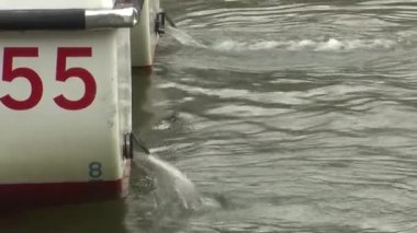 BILBAO, SPAIN; 30 Haziran 2018: Kızıl Boğa Uçurumu Dalış etkinliği büyük bir kalabalık topluyor, atletler canlı bir şehir ortamında muhteşem atlayışlar yaparken nehir boyunca kayıklar ve güvenlik ekipleri.