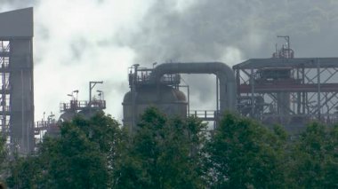 Muskiz 'deki endüstriyel bacalar petrokimyasal tesislerden görünür kirlilik yayıyor, havaya gaz salıyor ve çevreye çevresel bir etki yaratıyor..