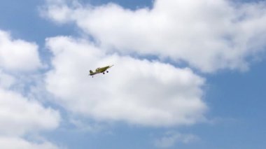 Laguardia, İspanya; 22 Haziran 2019: Yanan bir orman üzerine su salan hava tankeri uçağı. Acil durum tepkisi, havacılık operasyonları, çevre koruma ve doğal afet sigortası için ideal.