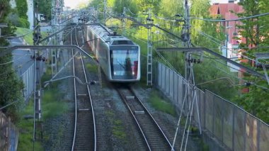 BILBAO, SPAIN; 26 Nisan 2019: Tren istasyonlar arasında hareket ediyor tren istasyonları arasında demiryolu altyapısı, ulaşım koridoru ve bölgesel demiryolu ağları arasında hareket kabiliyeti gösteriliyor.