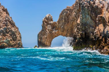 Cabo San Lucas Kemeri, Meksika 'nın Baja California Sur şehrinde, Pasifik Okyanusu ve Cortez Denizi' nin birleştiği yer. Erozyon tarafından yontulmuş, deniz aslanlarına ev sahipliği yapıyor ve fotoğraf çekmek ve tekne kullanmak için ideal bir yer..