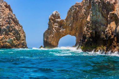 Cabo San Lucas Kemeri, Meksika 'nın Baja California Sur şehrinde, Pasifik Okyanusu ve Cortez Denizi' nin birleştiği yer. Erozyon tarafından yontulmuş, deniz aslanlarına ev sahipliği yapıyor ve fotoğraf çekmek ve tekne kullanmak için ideal bir yer..