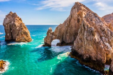 Cabo San Lucas Kemeri, Meksika 'nın Baja California Sur şehrinde, Pasifik Okyanusu ve Cortez Denizi' nin birleştiği yer. Erozyon tarafından yontulmuş, deniz aslanlarına ev sahipliği yapıyor ve fotoğraf çekmek ve tekne kullanmak için ideal bir yer..