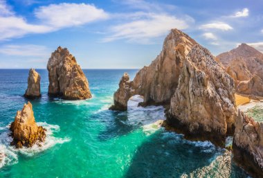 Cabo San Lucas Kemeri, Meksika 'nın Baja California Sur şehrinde, Pasifik Okyanusu ve Cortez Denizi' nin birleştiği yer. Erozyon tarafından yontulmuş, deniz aslanlarına ev sahipliği yapıyor ve fotoğraf çekmek ve tekne kullanmak için ideal bir yer..