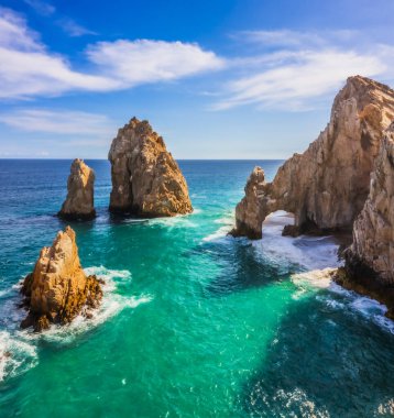 Cabo San Lucas Kemeri, Meksika 'nın Baja California Sur şehrinde, Pasifik Okyanusu ve Cortez Denizi' nin birleştiği yer. Erozyon tarafından yontulmuş, deniz aslanlarına ev sahipliği yapıyor ve fotoğraf çekmek ve tekne kullanmak için ideal bir yer..