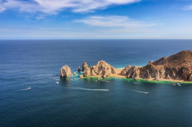 Cabo San Lucas Kemeri, Meksika 'nın Baja California Sur şehrinde, Pasifik Okyanusu ve Cortez Denizi' nin birleştiği yer. Erozyon tarafından yontulmuş, deniz aslanlarına ev sahipliği yapıyor ve fotoğraf çekmek ve tekne kullanmak için ideal bir yer..