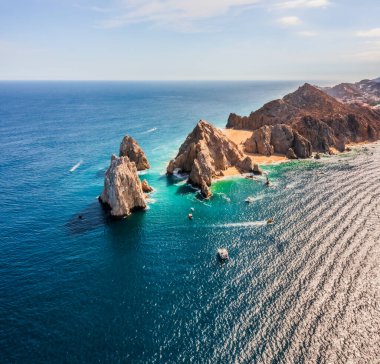 Cabo San Lucas Kemeri, Meksika 'nın Baja California Sur şehrinde, Pasifik Okyanusu ve Cortez Denizi' nin birleştiği yer. Erozyon tarafından yontulmuş, deniz aslanlarına ev sahipliği yapıyor ve fotoğraf çekmek ve tekne kullanmak için ideal bir yer..