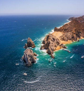 Cabo San Lucas Kemeri, Meksika 'nın Baja California Sur şehrinde, Pasifik Okyanusu ve Cortez Denizi' nin birleştiği yer. Erozyon tarafından yontulmuş, deniz aslanlarına ev sahipliği yapıyor ve fotoğraf çekmek ve tekne kullanmak için ideal bir yer..