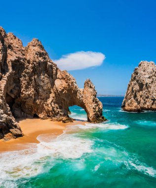 Cabo San Lucas Kemeri, Meksika 'nın Baja California Sur şehrinde, Pasifik Okyanusu ve Cortez Denizi' nin birleştiği yer. Erozyon tarafından yontulmuş, deniz aslanlarına ev sahipliği yapıyor ve fotoğraf çekmek ve tekne kullanmak için ideal bir yer..