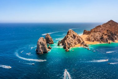 Cabo San Lucas Kemeri, Meksika 'nın Baja California Sur şehrinde, Pasifik Okyanusu ve Cortez Denizi' nin birleştiği yer. Erozyon tarafından yontulmuş, deniz aslanlarına ev sahipliği yapıyor ve fotoğraf çekmek ve tekne kullanmak için ideal bir yer..