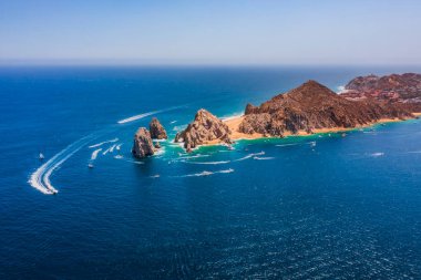 Cabo San Lucas Kemeri, Meksika 'nın Baja California Sur şehrinde, Pasifik Okyanusu ve Cortez Denizi' nin birleştiği yer. Erozyon tarafından yontulmuş, deniz aslanlarına ev sahipliği yapıyor ve fotoğraf çekmek ve tekne kullanmak için ideal bir yer..