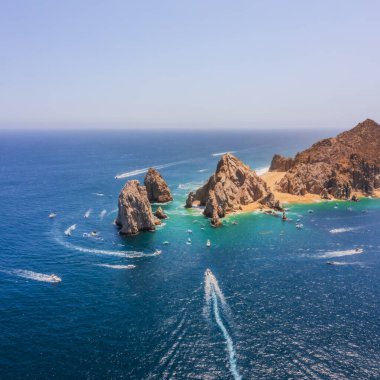 Cabo San Lucas Kemeri, Meksika 'nın Baja California Sur şehrinde, Pasifik Okyanusu ve Cortez Denizi' nin birleştiği yer. Erozyon tarafından yontulmuş, deniz aslanlarına ev sahipliği yapıyor ve fotoğraf çekmek ve tekne kullanmak için ideal bir yer..