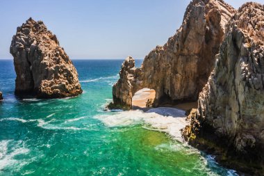 Cabo San Lucas Kemeri, Meksika 'nın Baja California Sur şehrinde, Pasifik Okyanusu ve Cortez Denizi' nin birleştiği yer. Erozyon tarafından yontulmuş, deniz aslanlarına ev sahipliği yapıyor ve fotoğraf çekmek ve tekne kullanmak için ideal bir yer..