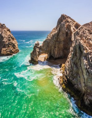 Cabo San Lucas Kemeri, Meksika 'nın Baja California Sur şehrinde, Pasifik Okyanusu ve Cortez Denizi' nin birleştiği yer. Erozyon tarafından yontulmuş, deniz aslanlarına ev sahipliği yapıyor ve fotoğraf çekmek ve tekne kullanmak için ideal bir yer..