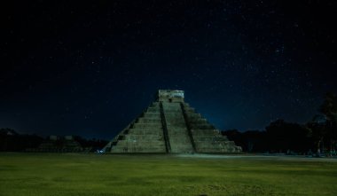 El Castillo olarak da bilinen Kukulcan Tapınağı Chichen Itza, Yucatan, Meksika 'da heybetli bir basamak piramididir. Yılın günlerini sembolize eden 365 adımla, gelişmiş Maya astronomik bilgisini yansıtıyor.