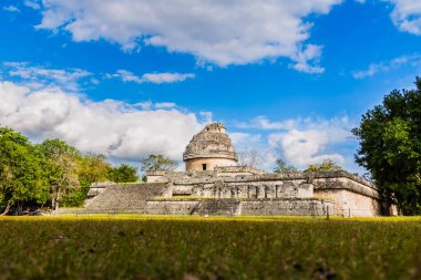 El Caracol olarak bilinen Chichn Itz Rasathanesi, Meksika 'nın Yucatn kentindeki Chichn Itz antik Maya bölgesinde bulunan eşsiz dairesel bir yapıdır. # Salyangozu andıran sarmal bir periyle #.