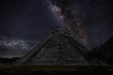 El Castillo olarak da bilinen Kukulcan Tapınağı Chichen Itza, Yucatan, Meksika 'da heybetli bir basamak piramididir. Yılın günlerini sembolize eden 365 adımla, gelişmiş Maya astronomik bilgisini yansıtıyor.
