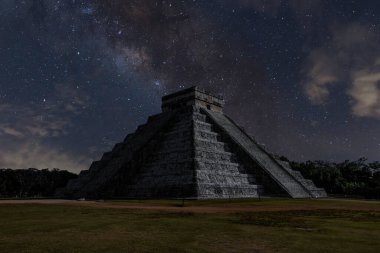 El Castillo olarak da bilinen Kukulcan Tapınağı Chichen Itza, Yucatan, Meksika 'da heybetli bir basamak piramididir. Yılın günlerini sembolize eden 365 adımla, gelişmiş Maya astronomik bilgisini yansıtıyor.