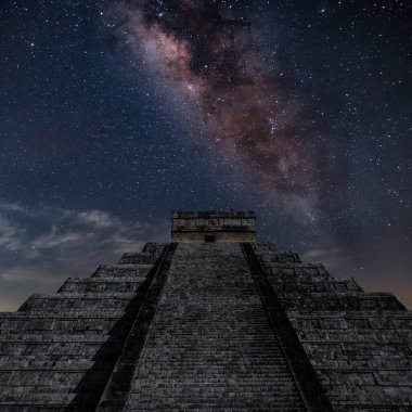 El Castillo olarak da bilinen Kukulcan Tapınağı Chichen Itza, Yucatan, Meksika 'da heybetli bir basamak piramididir. Yılın günlerini sembolize eden 365 adımla, gelişmiş Maya astronomik bilgisini yansıtıyor.