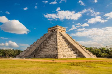 El Castillo olarak da bilinen Kukulcan Tapınağı Chichen Itza, Yucatan, Meksika 'da heybetli bir basamak piramididir. Yılın günlerini sembolize eden 365 adımla, gelişmiş Maya astronomik bilgisini yansıtıyor.
