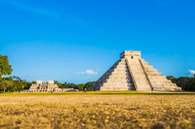 El Castillo olarak da bilinen Kukulcan Tapınağı Chichen Itza, Yucatan, Meksika 'da heybetli bir basamak piramididir. Yılın günlerini sembolize eden 365 adımla, gelişmiş Maya astronomik bilgisini yansıtıyor.