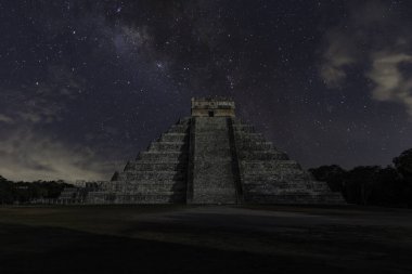 El Castillo olarak da bilinen Kukulcan Tapınağı Chichen Itza, Yucatan, Meksika 'da heybetli bir basamak piramididir. Yılın günlerini sembolize eden 365 adımla, gelişmiş Maya astronomik bilgisini yansıtıyor.