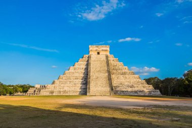 El Castillo olarak da bilinen Kukulcan Tapınağı Chichen Itza, Yucatan, Meksika 'da heybetli bir basamak piramididir. Yılın günlerini sembolize eden 365 adımla, gelişmiş Maya astronomik bilgisini yansıtıyor.