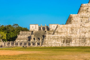 Chichen Itza, Yucatan, Meksika 'daki Savaşçılar Tapınağı, savaşçı figürleriyle oyulmuş heybetli bir Maya yapısıdır. Maya ve Toltec mimari unsurlarını birleştirir ve önde ünlü Chac Mool bulunur..