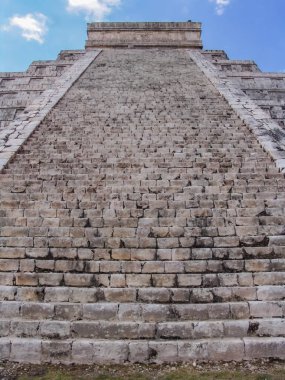 El Castillo olarak da bilinen Kukulcan Tapınağı Chichen Itza, Yucatan, Meksika 'da heybetli bir basamak piramididir. Yılın günlerini sembolize eden 365 adımla, gelişmiş Maya astronomik bilgisini yansıtıyor.