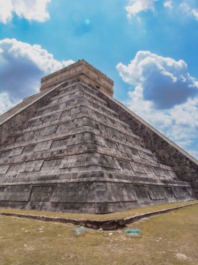 El Castillo olarak da bilinen Kukulcan Tapınağı Chichen Itza, Yucatan, Meksika 'da heybetli bir basamak piramididir. Yılın günlerini sembolize eden 365 adımla, gelişmiş Maya astronomik bilgisini yansıtıyor.