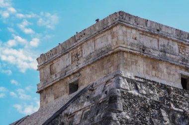 El Castillo olarak da bilinen Kukulcan Tapınağı Chichen Itza, Yucatan, Meksika 'da heybetli bir basamak piramididir. Yılın günlerini sembolize eden 365 adımla, gelişmiş Maya astronomik bilgisini yansıtıyor.