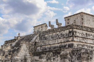 Chichen Itza, Yucatan, Meksika 'daki Savaşçılar Tapınağı, savaşçı figürleriyle oyulmuş heybetli bir Maya yapısıdır. Maya ve Toltec mimari unsurlarını birleştirir ve önde ünlü Chac Mool bulunur..