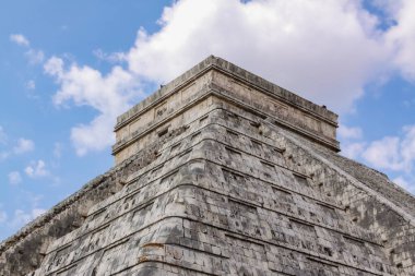 El Castillo olarak da bilinen Kukulcan Tapınağı Chichen Itza, Yucatan, Meksika 'da heybetli bir basamak piramididir. Yılın günlerini sembolize eden 365 adımla, gelişmiş Maya astronomik bilgisini yansıtıyor.