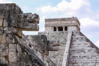 El Castillo olarak da bilinen Kukulcan Tapınağı Chichen Itza, Yucatan, Meksika 'da heybetli bir basamak piramididir. Yılın günlerini sembolize eden 365 adımla, gelişmiş Maya astronomik bilgisini yansıtıyor.