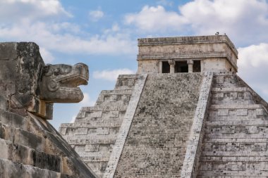 El Castillo olarak da bilinen Kukulcan Tapınağı Chichen Itza, Yucatan, Meksika 'da heybetli bir basamak piramididir. Yılın günlerini sembolize eden 365 adımla, gelişmiş Maya astronomik bilgisini yansıtıyor.