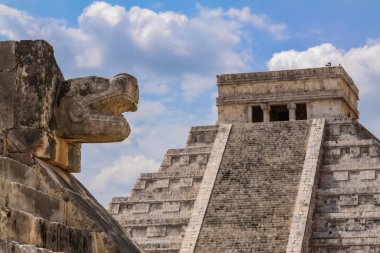 El Castillo olarak da bilinen Kukulcan Tapınağı Chichen Itza, Yucatan, Meksika 'da heybetli bir basamak piramididir. Yılın günlerini sembolize eden 365 adımla, gelişmiş Maya astronomik bilgisini yansıtıyor.