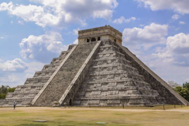 El Castillo olarak da bilinen Kukulcan Tapınağı Chichen Itza, Yucatan, Meksika 'da heybetli bir basamak piramididir. Yılın günlerini sembolize eden 365 adımla, gelişmiş Maya astronomik bilgisini yansıtıyor.