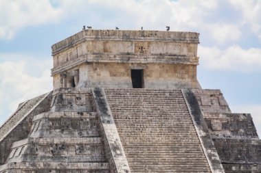 El Castillo olarak da bilinen Kukulcan Tapınağı Chichen Itza, Yucatan, Meksika 'da heybetli bir basamak piramididir. Yılın günlerini sembolize eden 365 adımla, gelişmiş Maya astronomik bilgisini yansıtıyor.