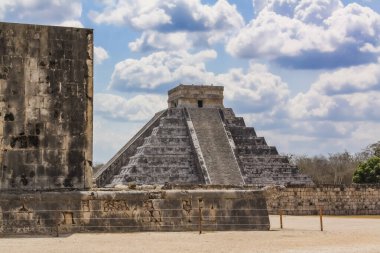 El Castillo olarak da bilinen Kukulcan Tapınağı Chichen Itza, Yucatan, Meksika 'da heybetli bir basamak piramididir. Yılın günlerini sembolize eden 365 adımla, gelişmiş Maya astronomik bilgisini yansıtıyor.