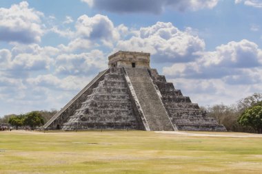 El Castillo olarak da bilinen Kukulcan Tapınağı Chichen Itza, Yucatan, Meksika 'da heybetli bir basamak piramididir. Yılın günlerini sembolize eden 365 adımla, gelişmiş Maya astronomik bilgisini yansıtıyor.