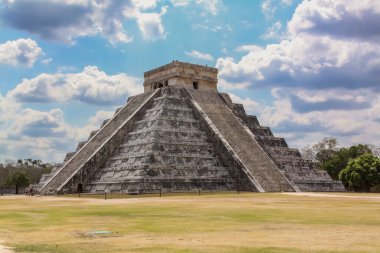 El Castillo olarak da bilinen Kukulcan Tapınağı Chichen Itza, Yucatan, Meksika 'da heybetli bir basamak piramididir. Yılın günlerini sembolize eden 365 adımla, gelişmiş Maya astronomik bilgisini yansıtıyor.