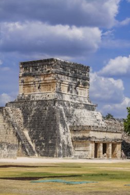 Meksika, Yucatan 'daki Chichen Itza Arkeolojik Alanı' ndaki Jaguarlar Tapınağı..