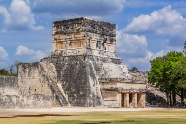 Meksika, Yucatan 'daki Chichen Itza Arkeolojik Alanı' ndaki Jaguarlar Tapınağı..